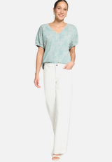 Shirt mit Blumen-Stickerei / Modellfoto Vorderseite (Outfit)