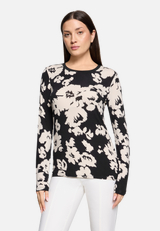 Basic Shirt mit Rippbündchen / Modellfoto Vorderseite