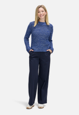 Strickpullover mit Struktur / Modellfoto Vorderseite (Outfit)