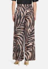 Marlene-Hose mit Animalprint / Modellfoto Rückseite