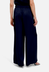 Modern fit Hose mit Taschen / Modellfoto Rückseite