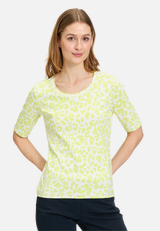 Basic Shirt mit Rippenstruktur / Modellfoto Vorderseite