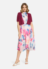 Sommer-Strickjacke mit Effektgarn / Modellfoto Vorderseite (Outfit)