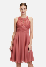 Abendkleid mit Spitze / Modellfoto Vorderseite