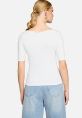 Halbarm-Shirt mit U-Boot-Ausschnitt / Modellfoto Rückseite