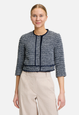 Bolero-Jacke mit aufgesetzten Taschen / Modellfoto Vorderseite