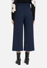 Culotte  mit Bügelfalte und elastischem Bund / Modellfoto Rückseite