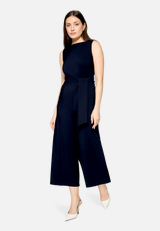 Eleganter Jumpsuit mit Eingrifftaschen / Modellfoto Vorderseite (Outfit)