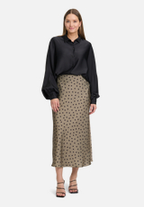 Satin-Bluse mit Kragen / Modellfoto Vorderseite (Outfit)
