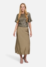 Satinrock wadenlang / Modellfoto Vorderseite (Outfit)