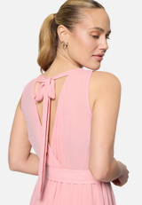 Jumpsuit mit Gürtel und weitem Bein / Detailbild