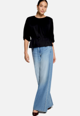 Kurzarm-Bluse mit Bindegürtel / Modellfoto Vorderseite (Outfit)