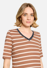 Gestreiftes T-Shirt  mit V-Ausschnitt  / Detailbild