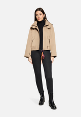 Casual-Jacke mit aufgesetzten Taschen / Modellfoto Vorderseite (Outfit)
