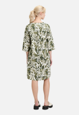 Sommerkleid mit Muster / Modellfoto Rückseite