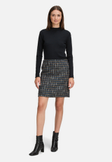 Langarm-Shirt mit Rippenstruktur / Modellfoto Vorderseite (Outfit)