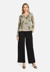 Schlupfbluse mit Print / Modellfoto Vorderseite (Outfit)