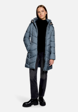 Outdoorjacke mit abnehmbarer Kapuze / Modellfoto Vorderseite (Outfit)