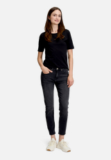 Basic Shirt mit Rundhalsausschnitt / Modellfoto Vorderseite (Outfit)
