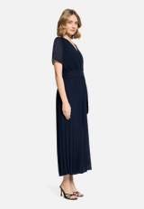 Jumpsuit mit Plissee / Modellfoto Vorderseite (Outfit)