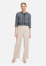 Bolero-Jacke mit aufgesetzten Taschen / Modellfoto Vorderseite (Outfit)