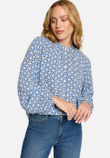 Bluse mit grafischem Print / Modellfoto Vorderseite