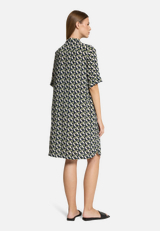 Hemdblusenkleid mit Aufdruck / Modellfoto Rückseite