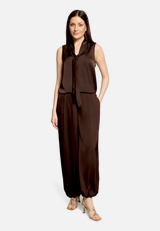 Schlupfhose mit Gummizug / Modellfoto Vorderseite (Outfit)