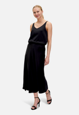 Satin-Bluse mit V-Ausschnitt / Modellfoto Vorderseite (Outfit)
