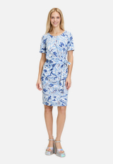 Casual-Kleid mit Muster / Modellfoto Vorderseite (Outfit)