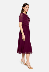 Cocktailkleid im Glitzer-Look / Modellfoto Vorderseite (Outfit)