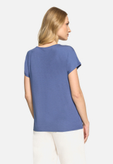 Casual-Shirt mit V-Ausschnitt / Modellfoto Rückseite