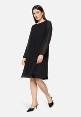 Chiffonkleid mit Plissee / Modellfoto Vorderseite (Outfit)
