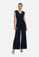 Jumpsuit mit weitem Bein / Modellfoto Vorderseite
