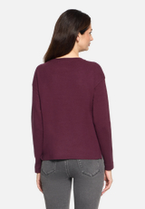 Feinstrickpullover mit Seitenschlitzen / Modellfoto Rückseite