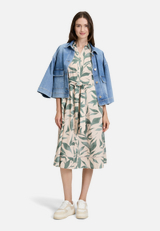 Hemdblusenkleid mit Print / Modellfoto Vorderseite (Outfit)