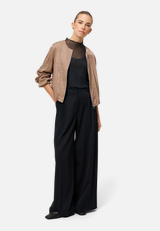 Jacke mit Knittereffekt / Modellfoto Vorderseite (Outfit)