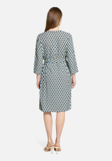 Blusenkleid mit Gürtel / Modellfoto Rückseite