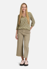 Casual-Bluse mit Muster / Modellfoto Vorderseite (Outfit)