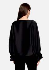 Satin-Bluse mit Fledermausärmeln / Modellfoto Rückseite