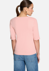 Basic-T-Shirt mit V-Ausschnitt / Modellfoto Rückseite