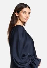 Satin-Bluse mit U-Boot-Ausschnitt / Detailbild