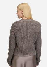 Cardigan mit V-Ausschnitt / Modellfoto Rückseite
