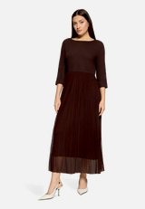 Plisseekleid mit 3/4 Arm / Modellfoto Vorderseite (Outfit)