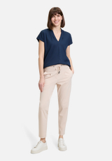 Casual-Shirt mit V-Ausschnitt / Modellfoto Vorderseite (Outfit)