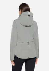 Sommerjacke mit abnehmbarer Kapuze / Modellfoto Rückseite