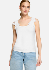 Top  mit floraler Spitze  / Modellfoto Vorderseite
