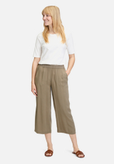 Schlupfhose mit Eingrifftaschen / Modellfoto Vorderseite (Outfit)