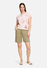 Sommerhose mit Eingrifftaschen / Modellfoto Vorderseite (Outfit)