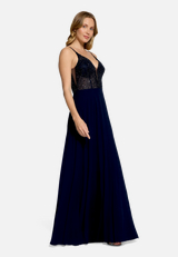 Abendkleid mit Stickerei / Modellfoto Vorderseite (Outfit)